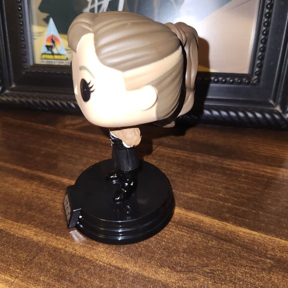 Pop! Star Wars QiRa Vinyl Bobblehead Figure 241 Collectible Toy New In Box - Picture 2 of 9